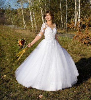 Pani Klaudia w sukni Maloa z kolekcji MS Moda